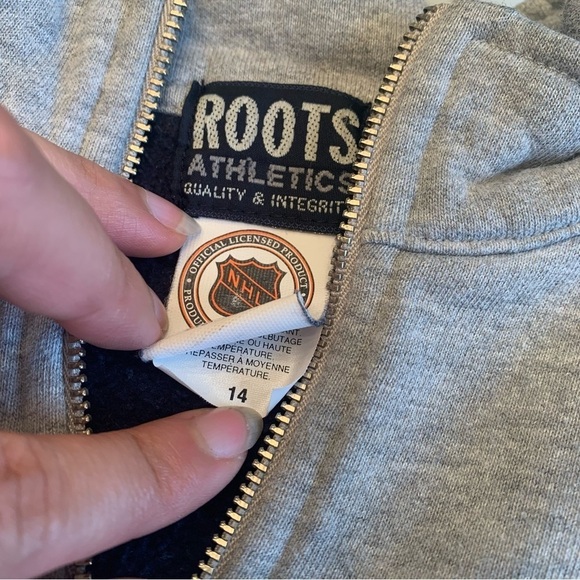 🏒Roots Official NHL Toronto  Maple Leafs 1/4 Zip Sweater Women’s Size Medium🏒 - Picture 7 of 11